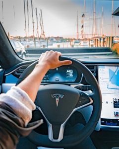 Tesla interior beim Fahren