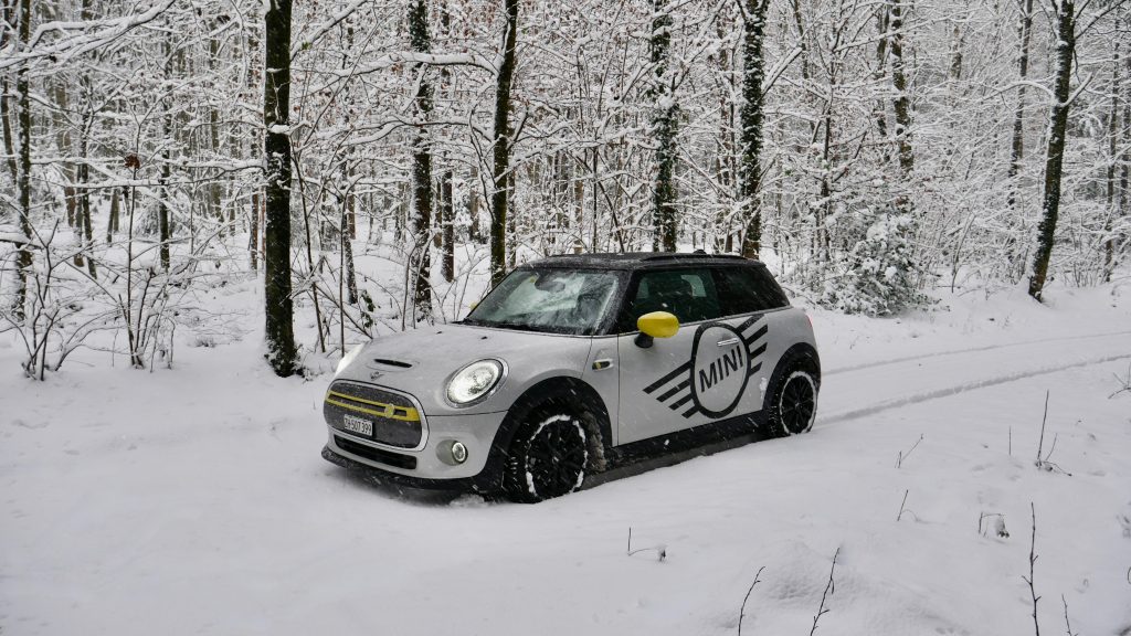 Elektroauto Mini auf verschneiter Straße